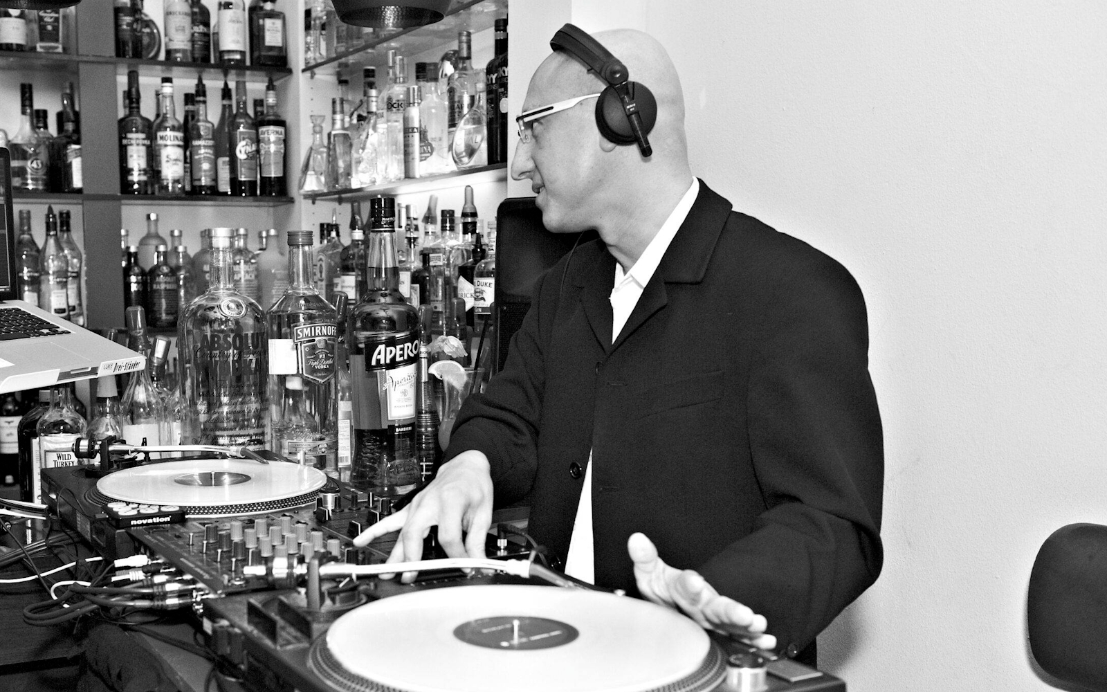 DJ Dino am Plattenspieler